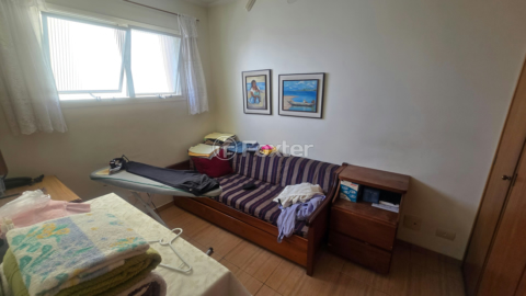 Image 37 - 917702