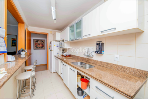 Image 33 - 946558