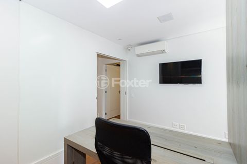 Image 22 - 957821