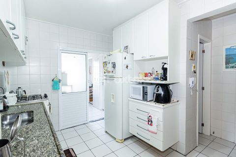 Image 21 - 959950